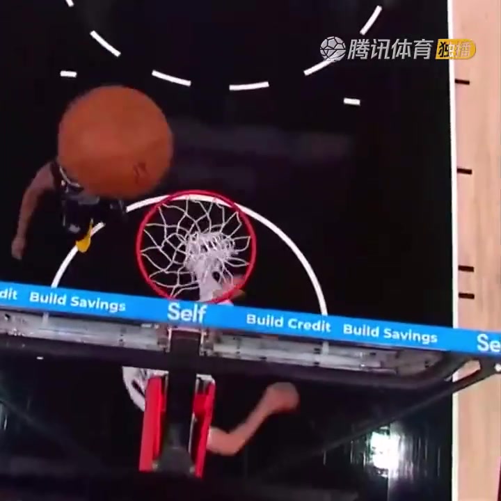 罕見一幕！努爾基奇拋投 球神奇停在籃板上沿 看呆凱爾登！（努爾基奇集錦）