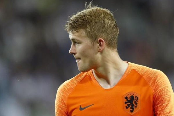 德弗里踢什么位置？